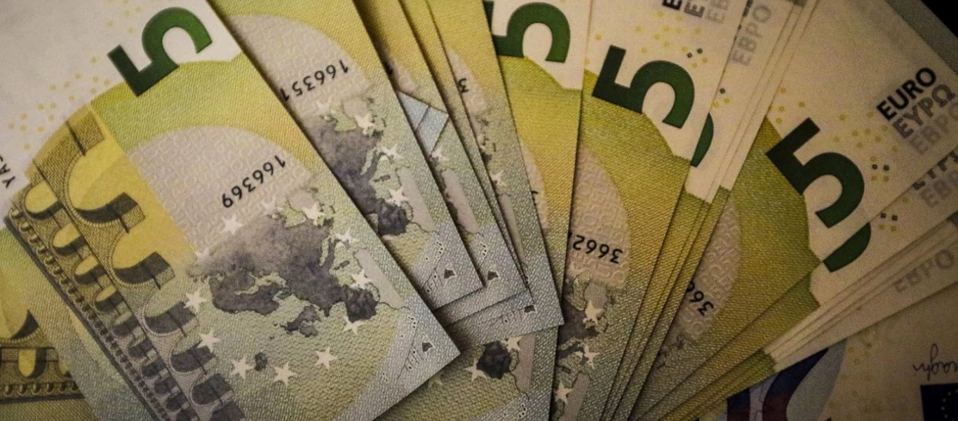 Επίδομα 800 ευρώ: Ξεκινά από σήμερα η καταβολή στους δικαιούχους